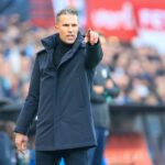 Van Persie pakt regie bij stuurloos Feyenoord: ‘Bloedlinke situatie’