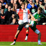 Luciano Valente krijgt Feyenoord-band om de arm